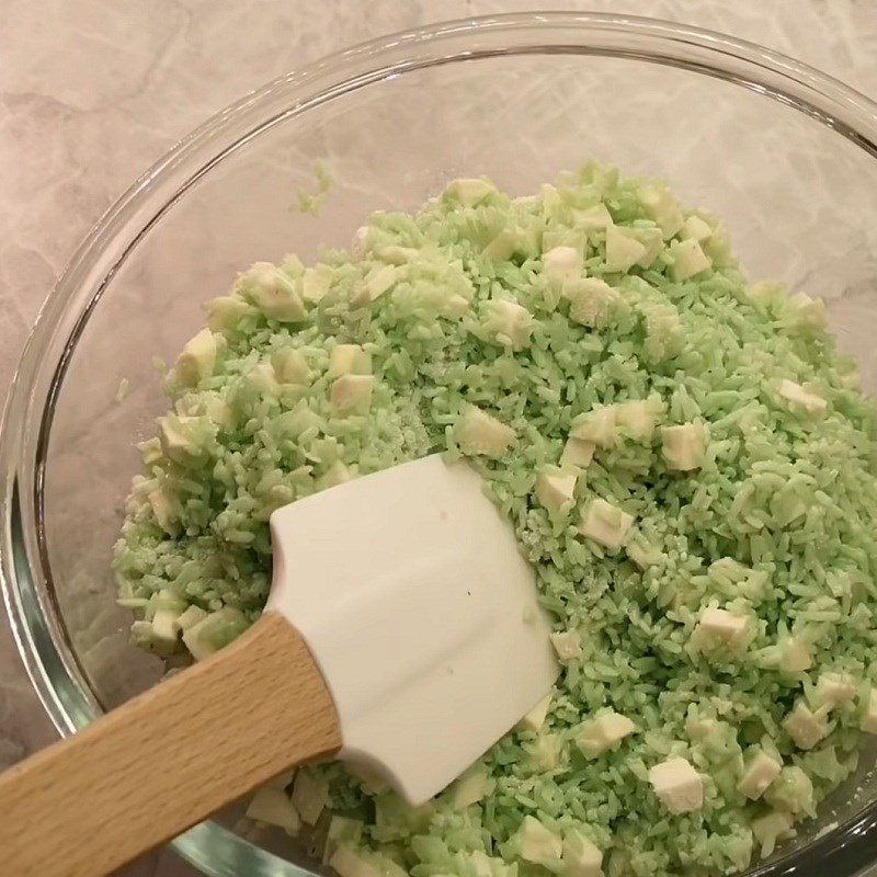 Step 3 Mixing the dough for cassava cake with taro filling