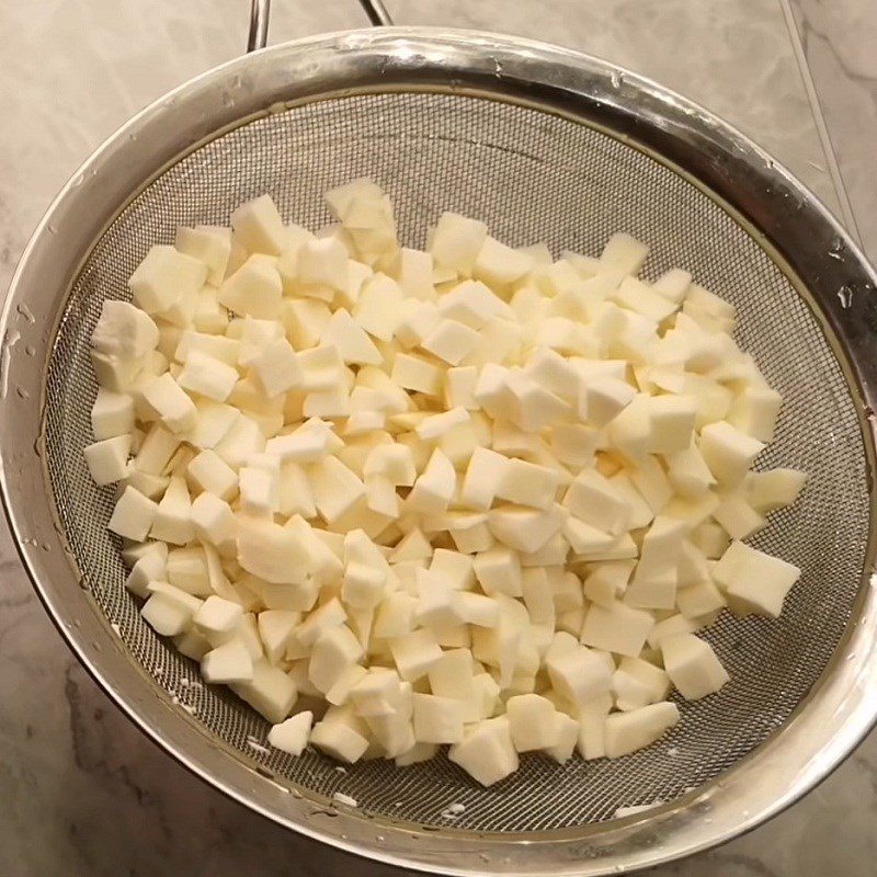 Step 3 Mixing the dough for cassava cake with taro filling