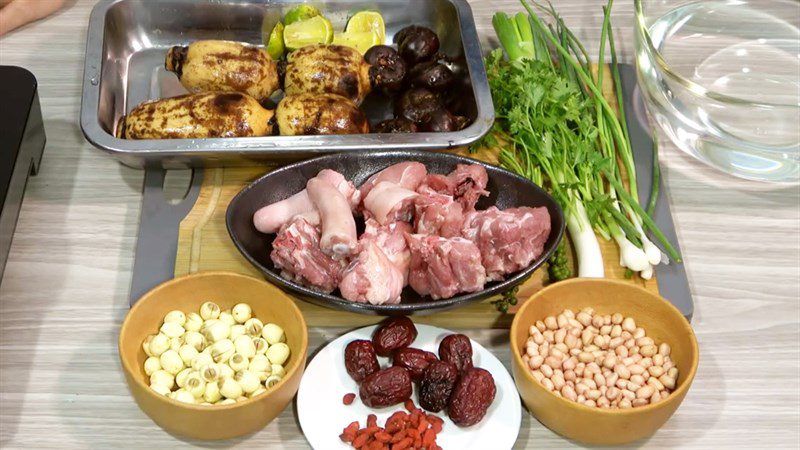 Ingredients for lotus root soup with pig tail