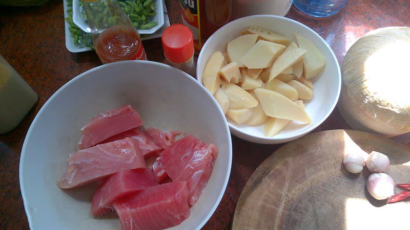 Ingredients for braised tuna with bamboo shoots and braised tuna with pineapple