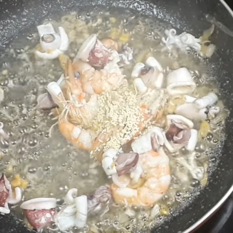 Step 3 Stir-fry shrimp and squid for seafood stir-fried vermicelli