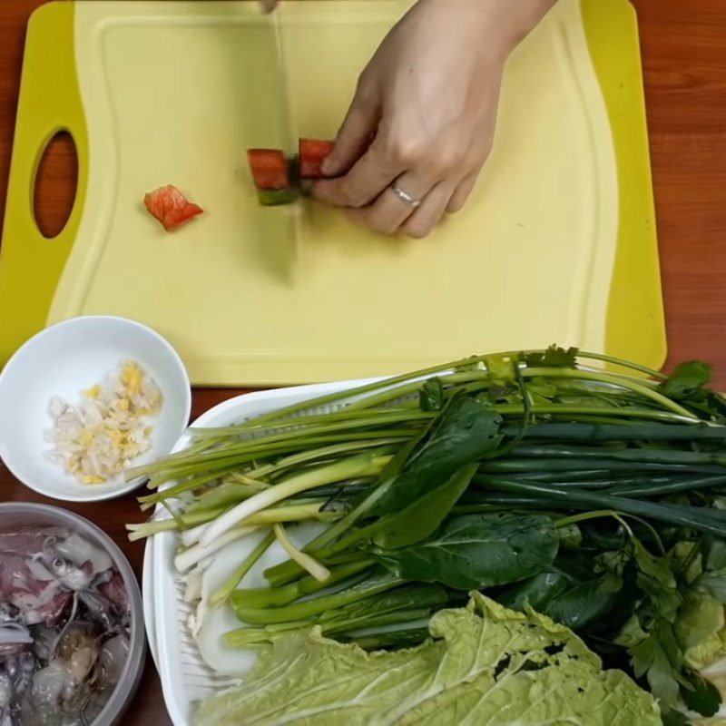 Step 1 Preparing vegetables for stir-fried noodles with seafood