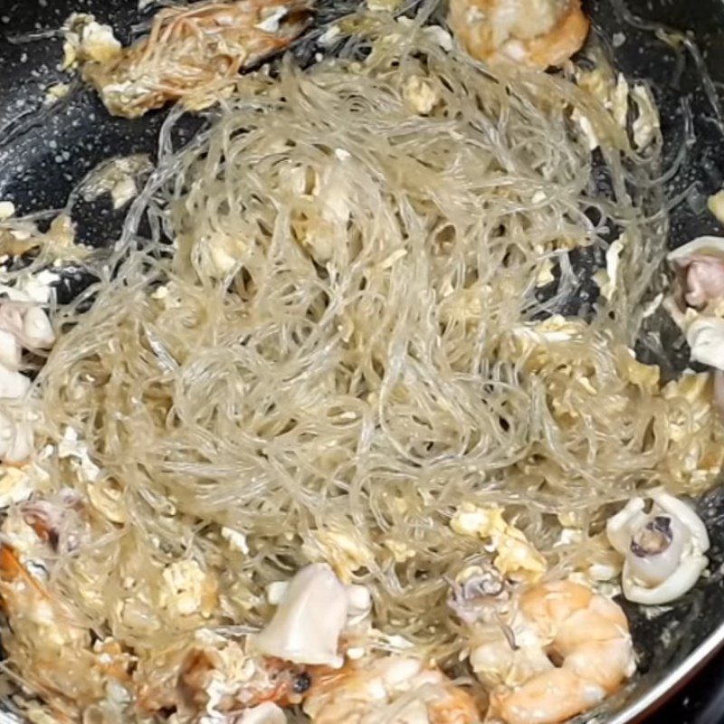 Step 4 Stir-fried vermicelli Seafood stir-fried vermicelli