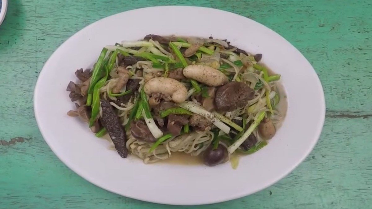 Chicken entrails stir-fried with enoki mushrooms