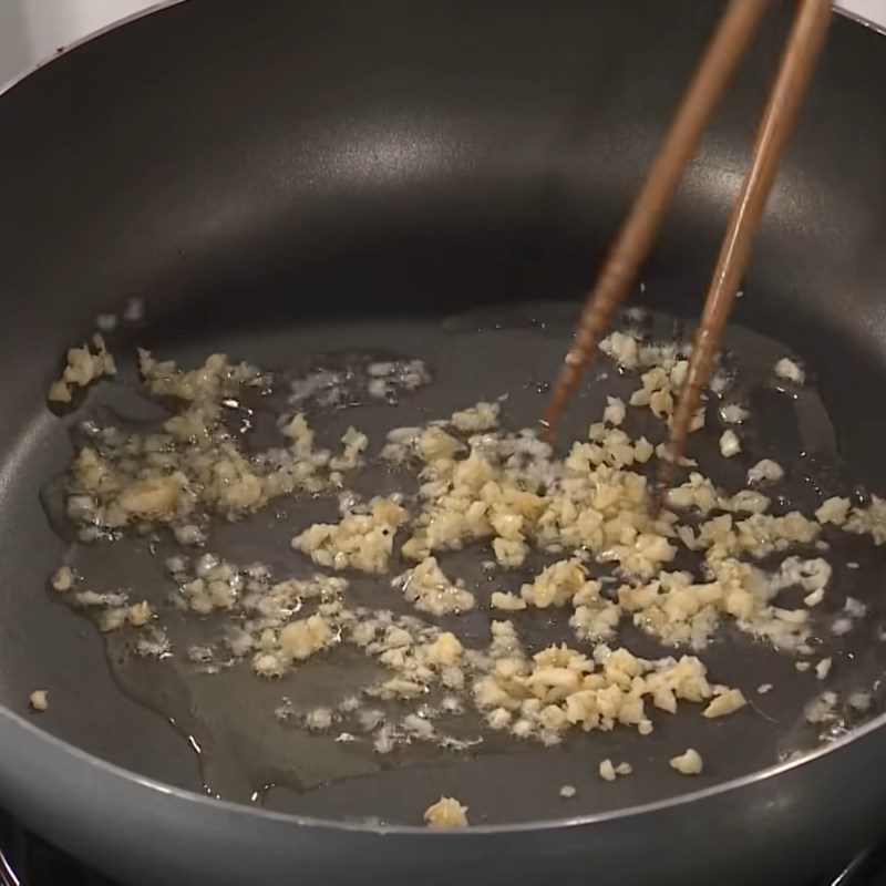 Step 5 Sauté the dish Fried noodles with char siu