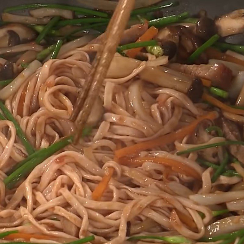 Step 5 Sauté the dish Fried noodles with char siu