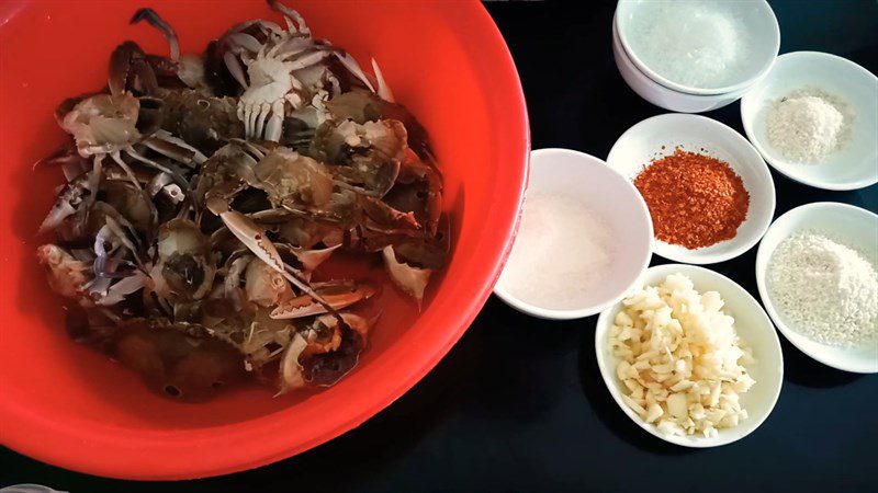 Ingredients for the dish 2 recipes for garlic fried crab and salted egg crab