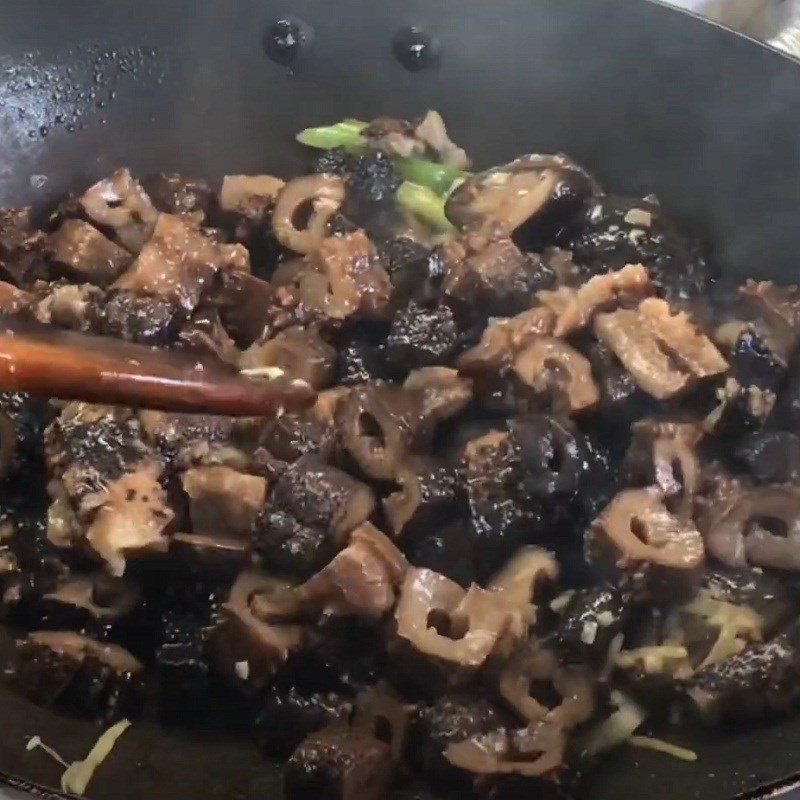 Step 4 Stir-frying sea cucumber Sea cucumber stir-fry with vegetables