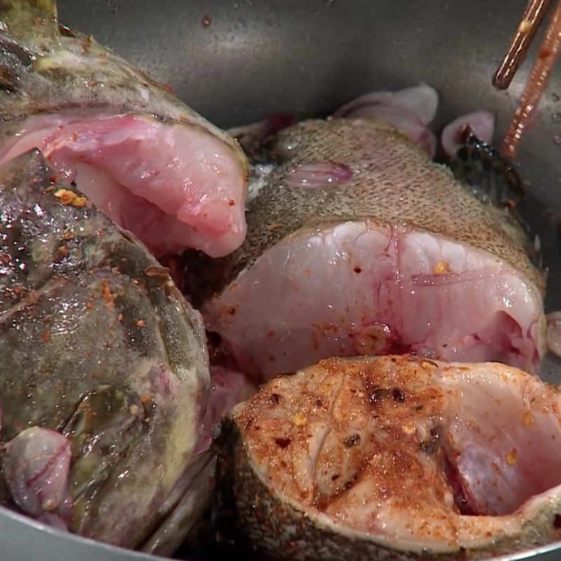 Step 3 Pan-fry the fish for sour grouper soup