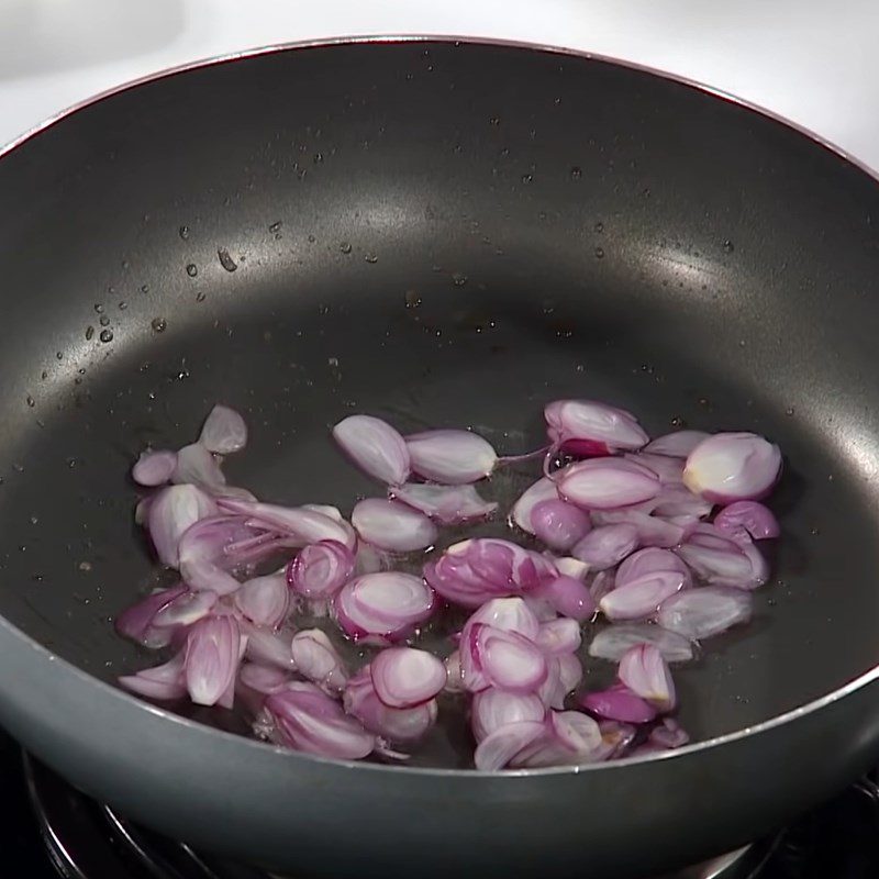 Step 3 Pan-fry the fish for sour grouper soup