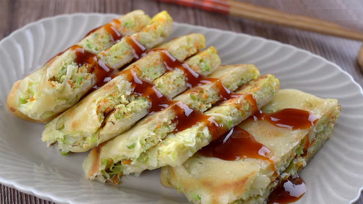 Fried egg cake rolled with cabbage