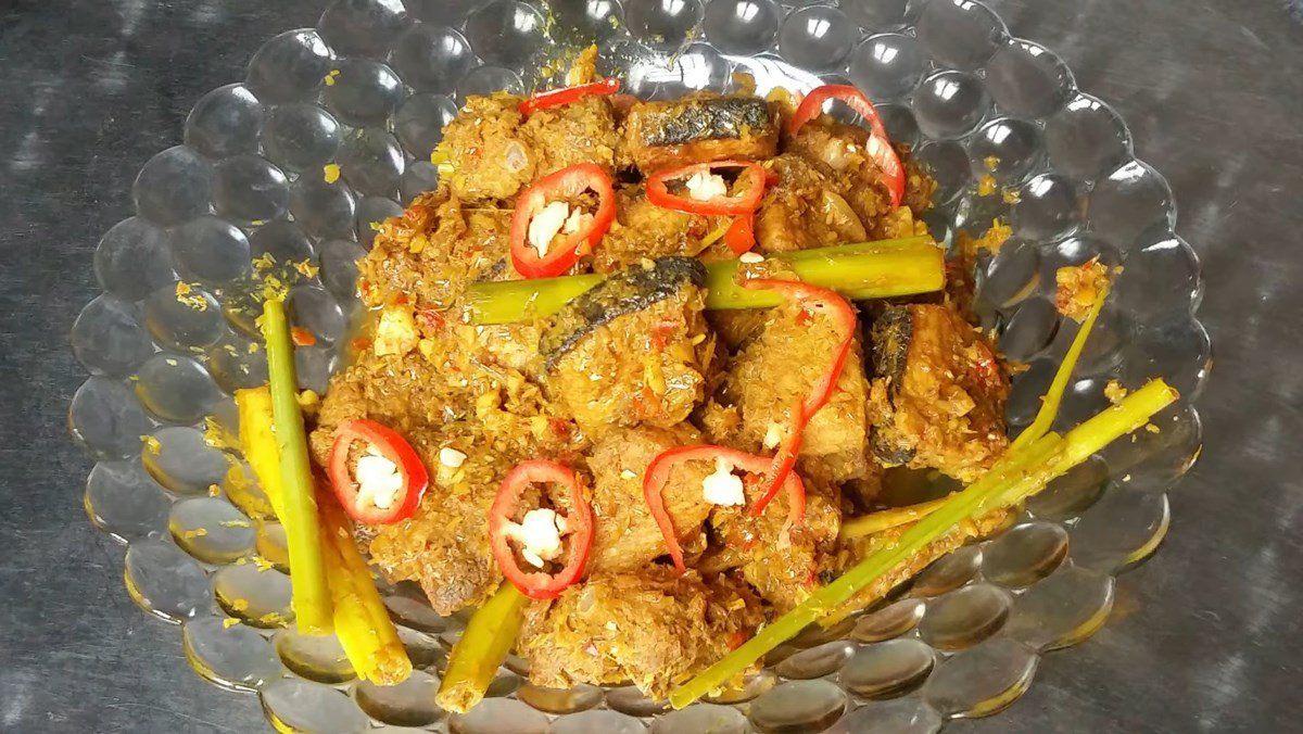 Stir-fried Skate Fish with Lemongrass and Chili