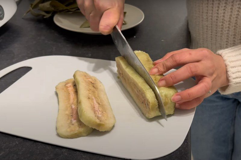 Step 1: Cutting the sticky rice cake