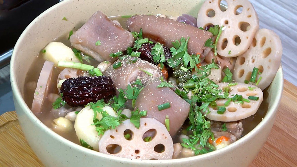 Lotus root soup simmered with pig tail