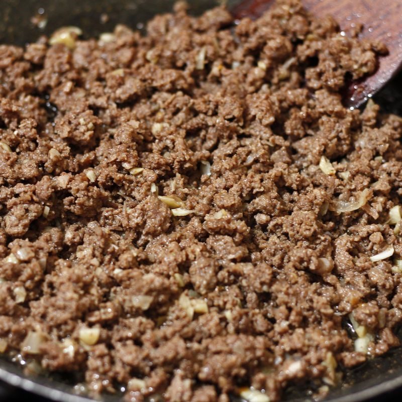 Step 3 Prepare the meat for Cao Bang steamed rice rolls