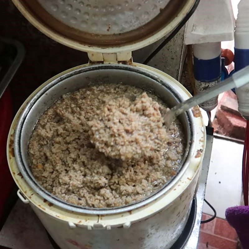 Step 3 Prepare the meat for Cao Bang steamed rice rolls