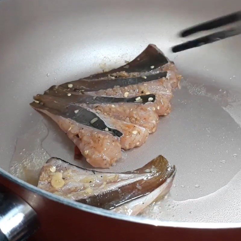 Step 4 Frying fish Fried stingray with lemongrass and chili