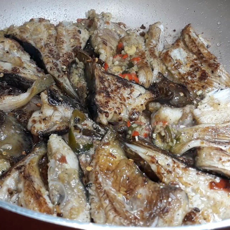 Step 4 Frying fish Fried stingray with lemongrass and chili