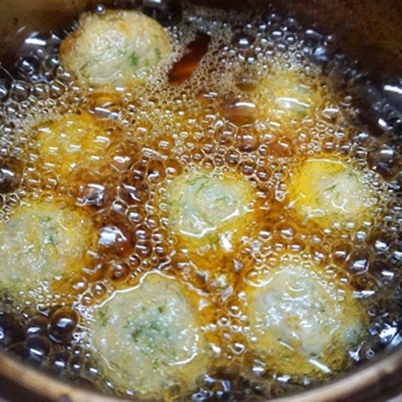 Step 4 Frying fish cakes Fish cakes wrapped in sticky rice