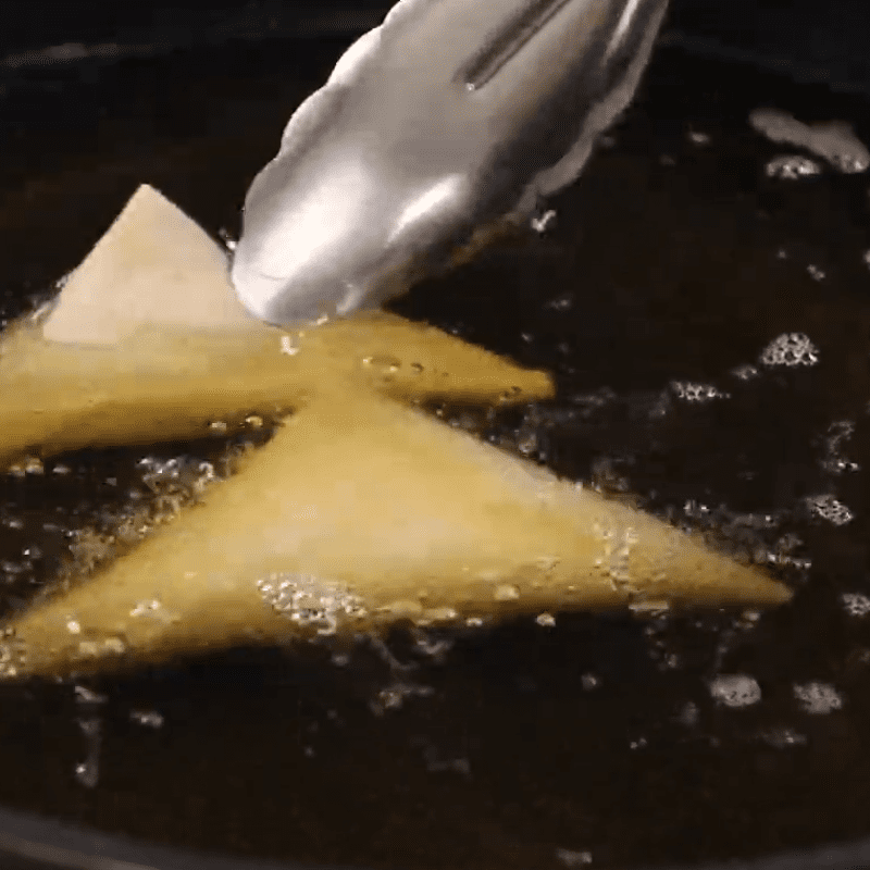 Step 5 Frying the spring rolls Vegetarian vegetable cheese spring rolls