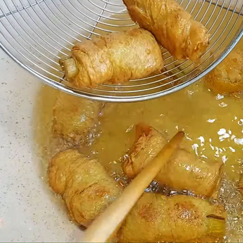 Step 2 Fry the vegetarian chicken thighs for vegetarian lemongrass chicken soup