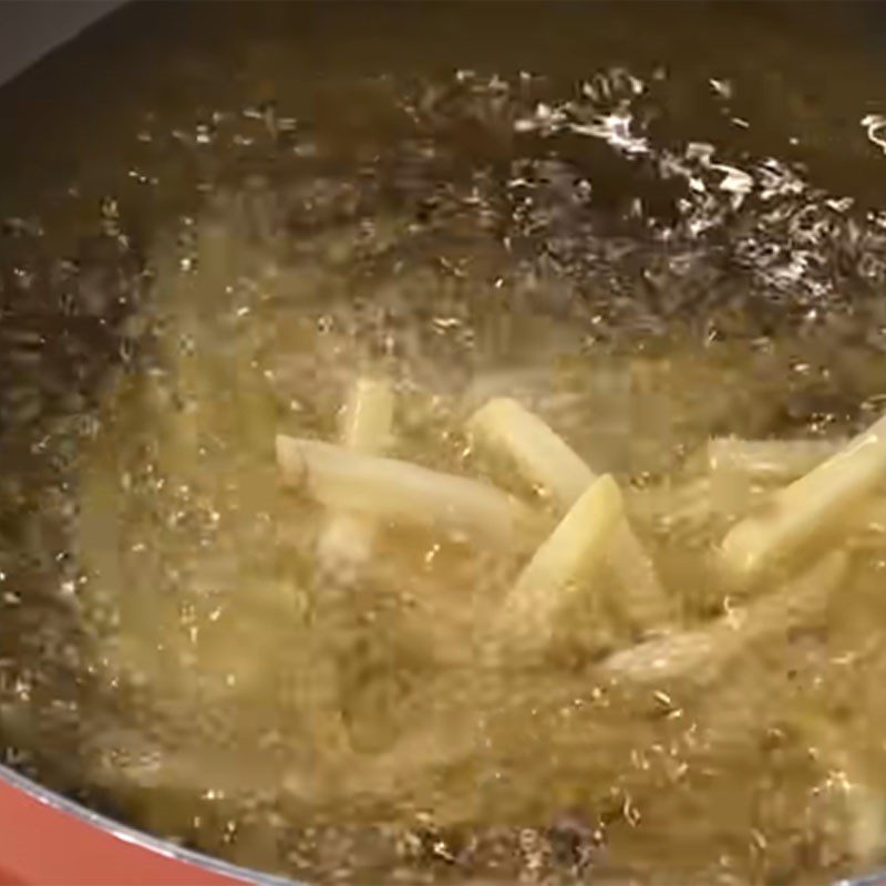 Step 4 Fry the potatoes and tuna Ocean tuna sauce