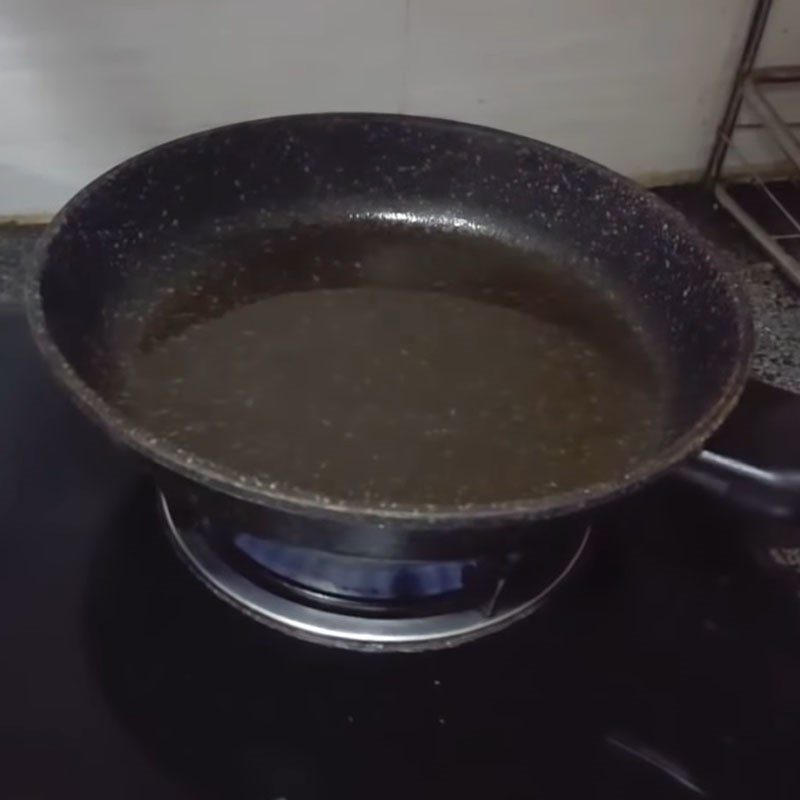 Step 3 Lightly fry the fish for fish stew