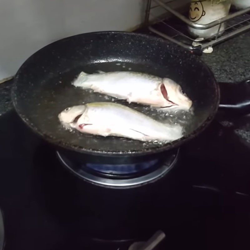 Step 3 Lightly fry the fish for fish stew