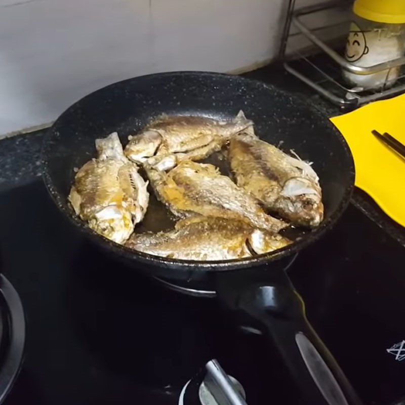 Step 3 Lightly fry the fish for Snakehead fish (snakehead) braised with galangal