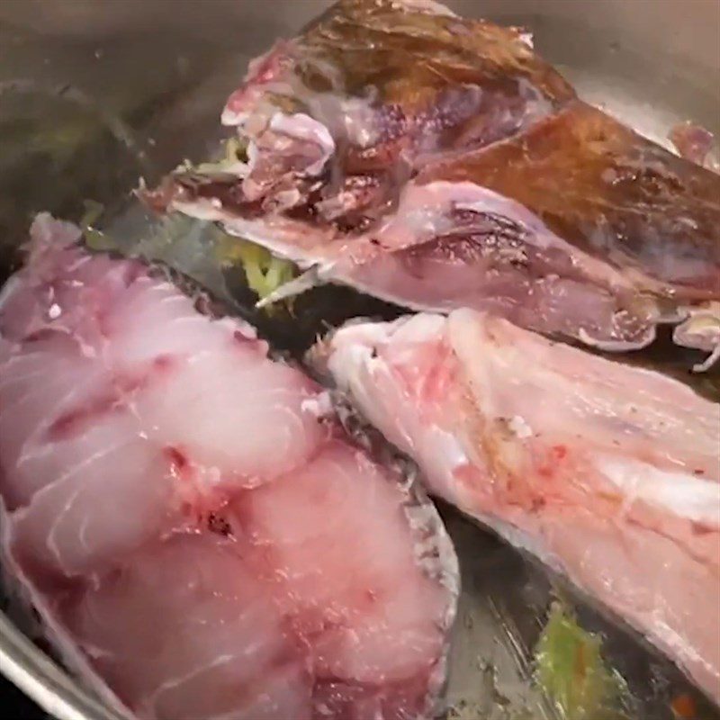 Step 3 Fry the grouper Grouper cooked with sour soup with sliced bamboo