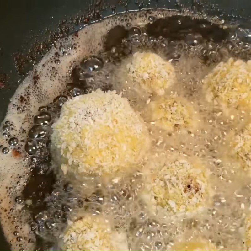 Step 5 Fry the meatballs for the second time Fried meatballs wrapped in cheese