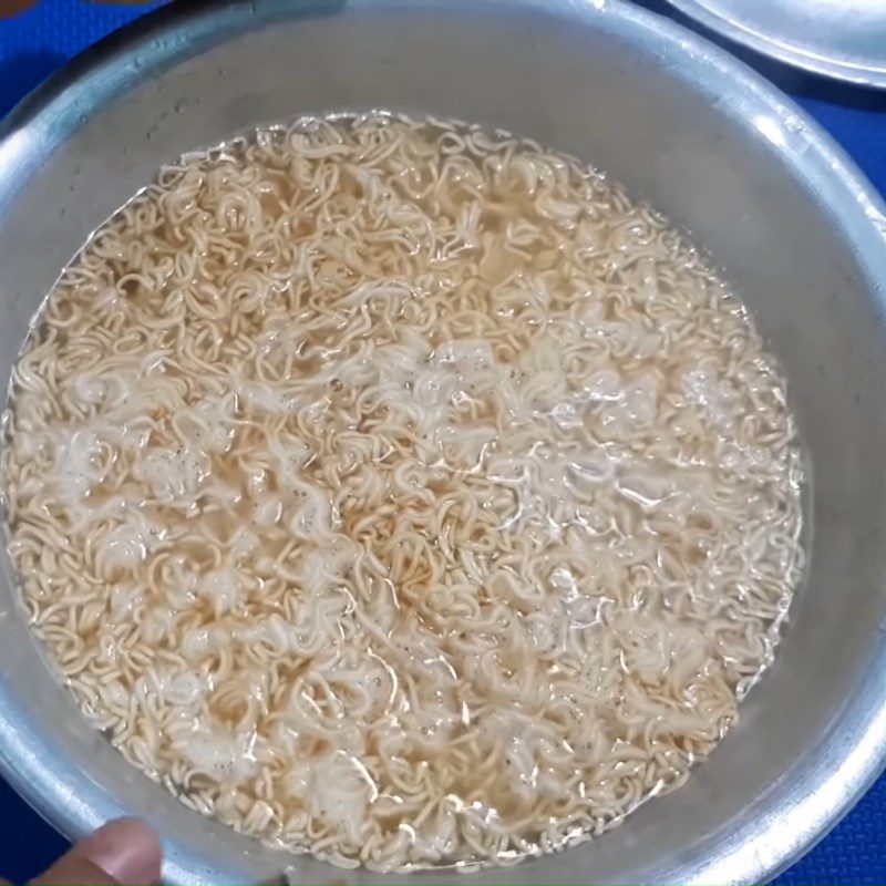 Step 1 Blanch the noodles Fried noodles with eggs, vegetables, and mushrooms