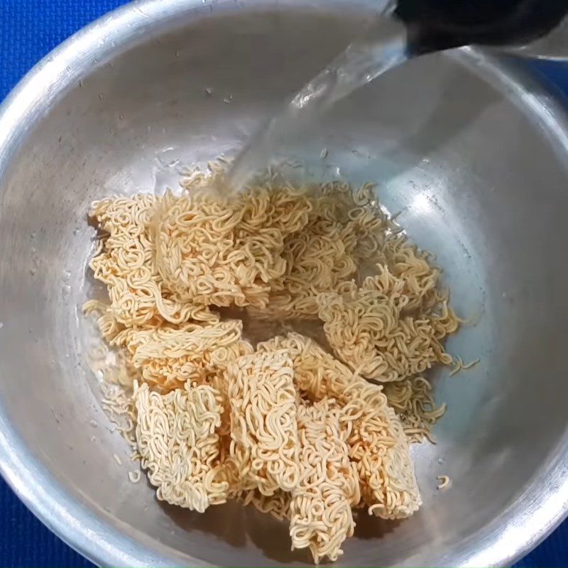 Step 1 Blanch the noodles Fried noodles with eggs, vegetables, and mushrooms