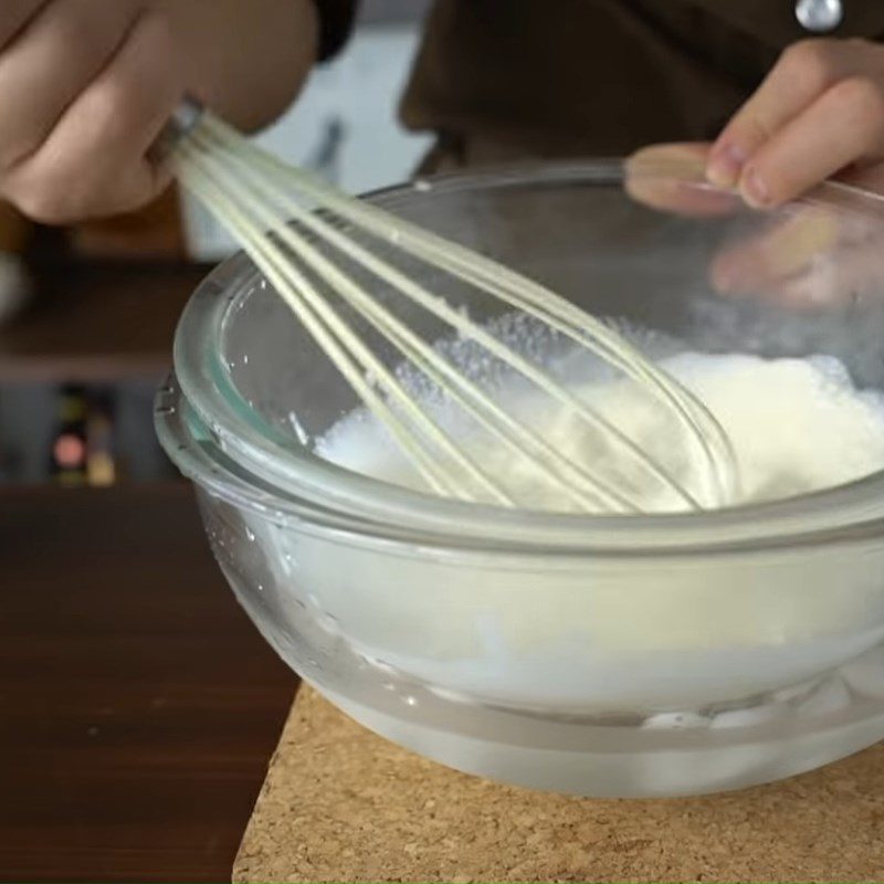 Step 4 Whipping fresh cream Mint chocolate roll crepe