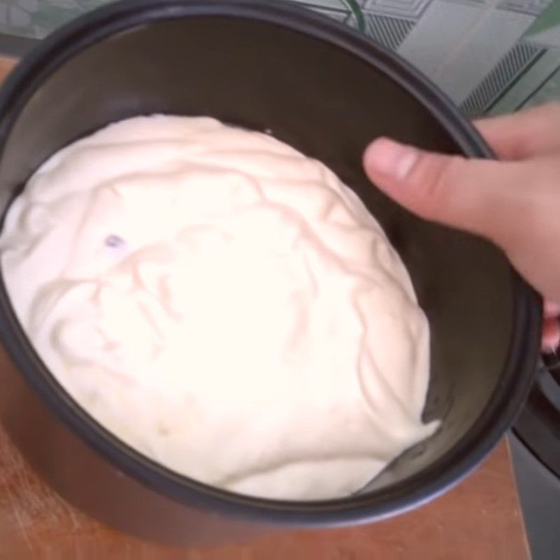 Step 3 Pouring the mold and baking the cake with a rice cooker Raisin sponge cake using a rice cooker