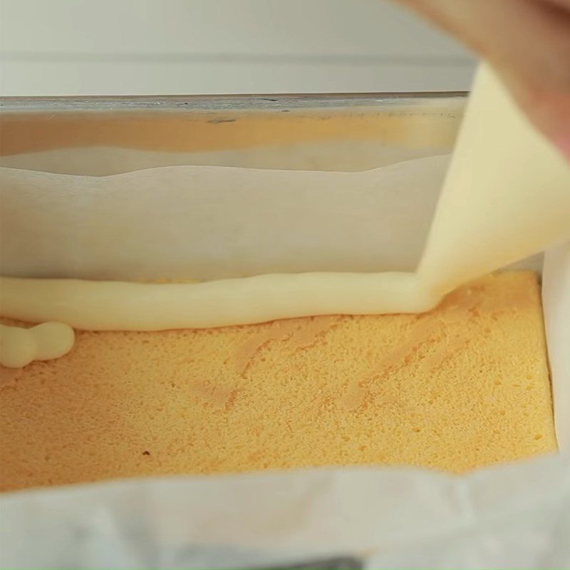 Step 4 Pour into mold and spread cream for baked yogurt cheesecake