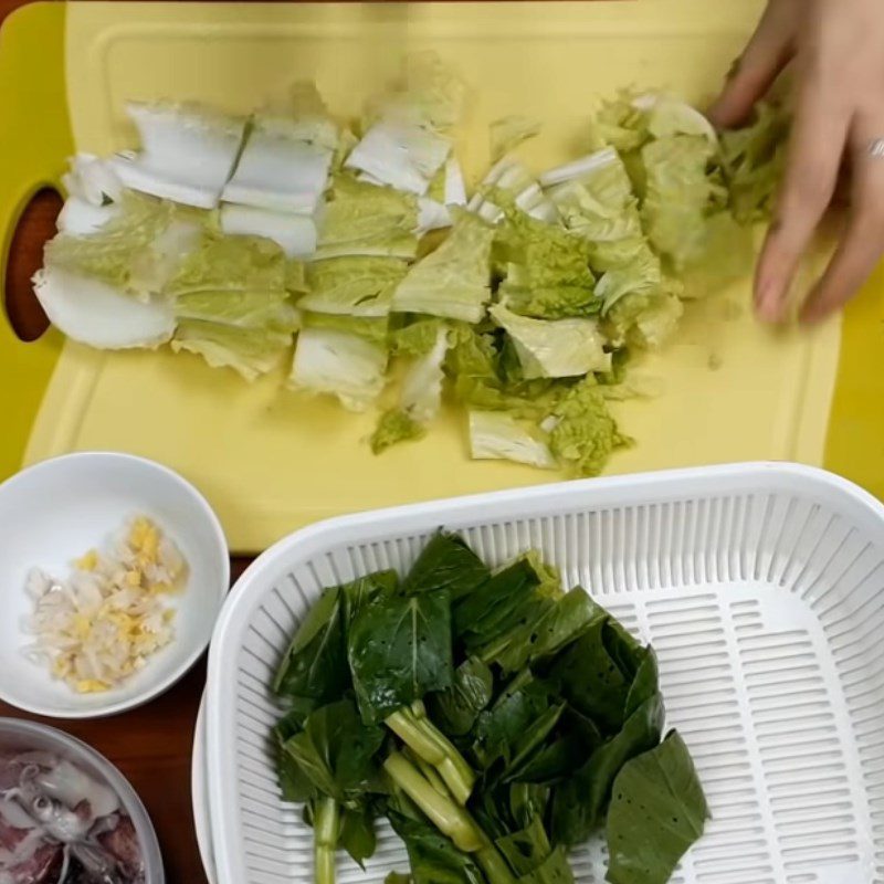 Step 1 Preparing vegetables for stir-fried noodles with seafood