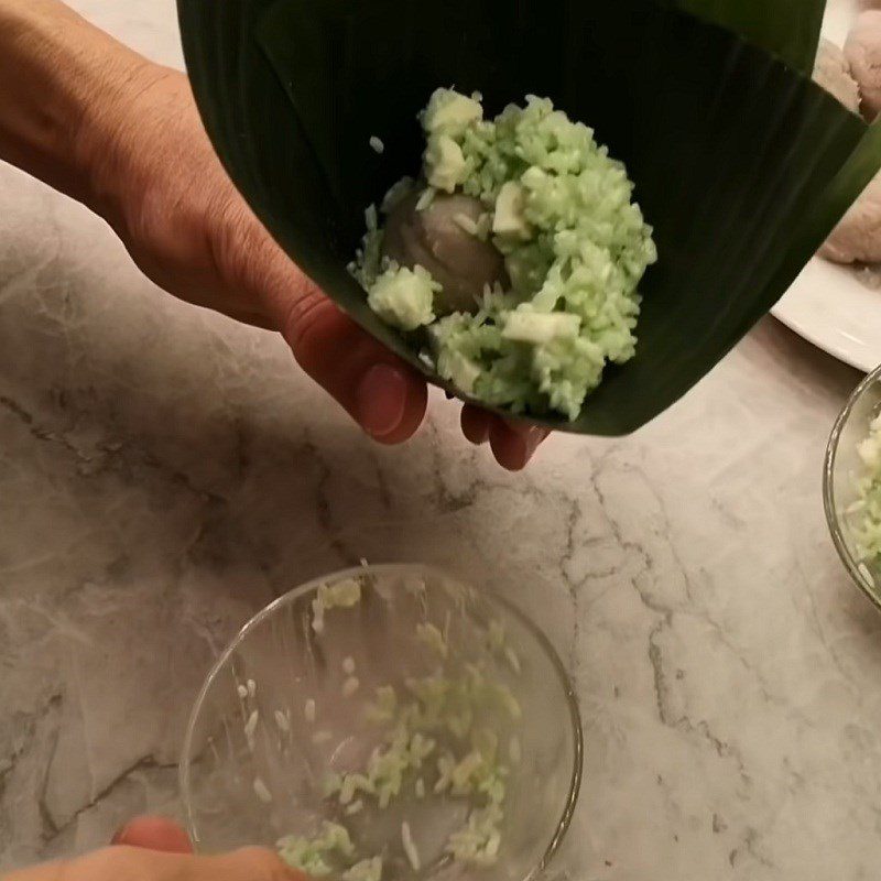 Step 4 Wrapping the cake Taro-filled cassava cake