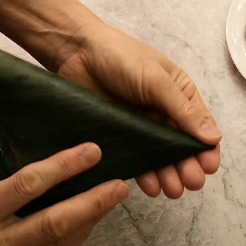 Step 4 Wrapping the cake Taro-filled cassava cake