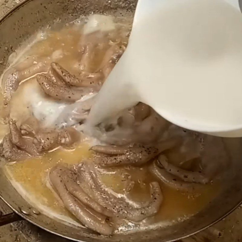 Step 4 Stew duck feet with coconut milk Duck feet stewed with coconut milk