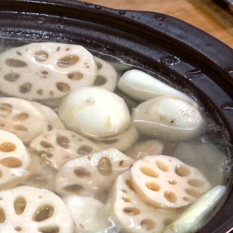 Step 4 Stewing lotus root Lotus root soup with pig tail