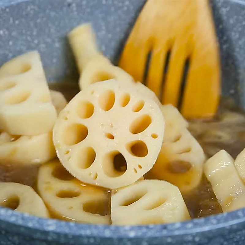 Step 4 Simmer the lotus root Lotus root soup with pork leg