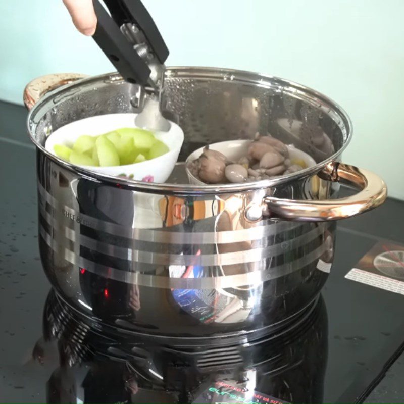 Step 3 Steaming the ingredients for Frog Porridge with Green Pumpkin