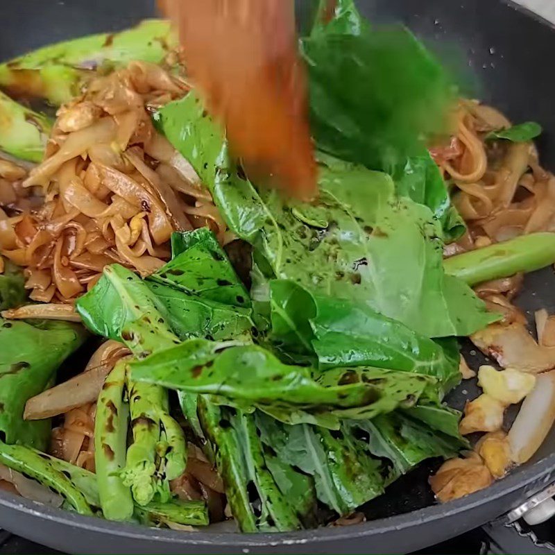 Step 4 Finish the dish Grilled shrimp rice noodles