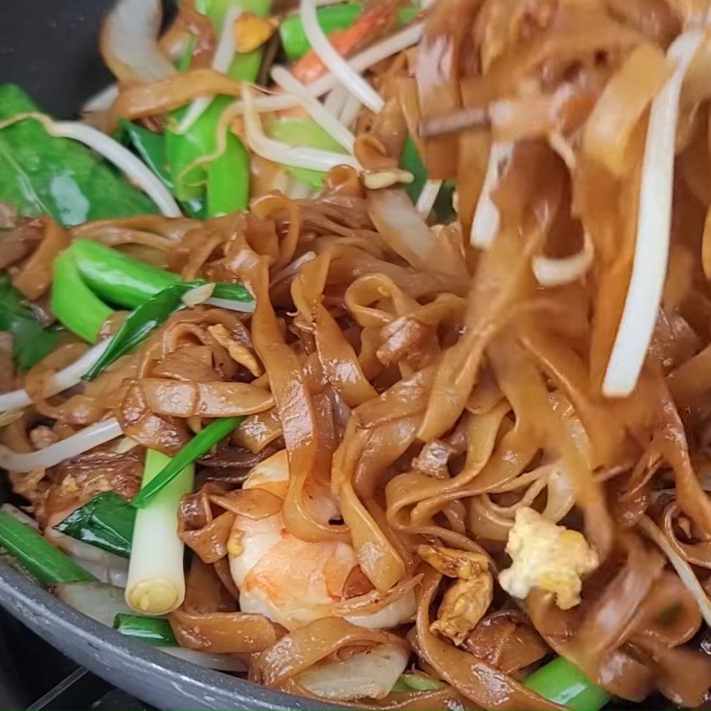 Step 4 Finish the dish Grilled shrimp rice noodles