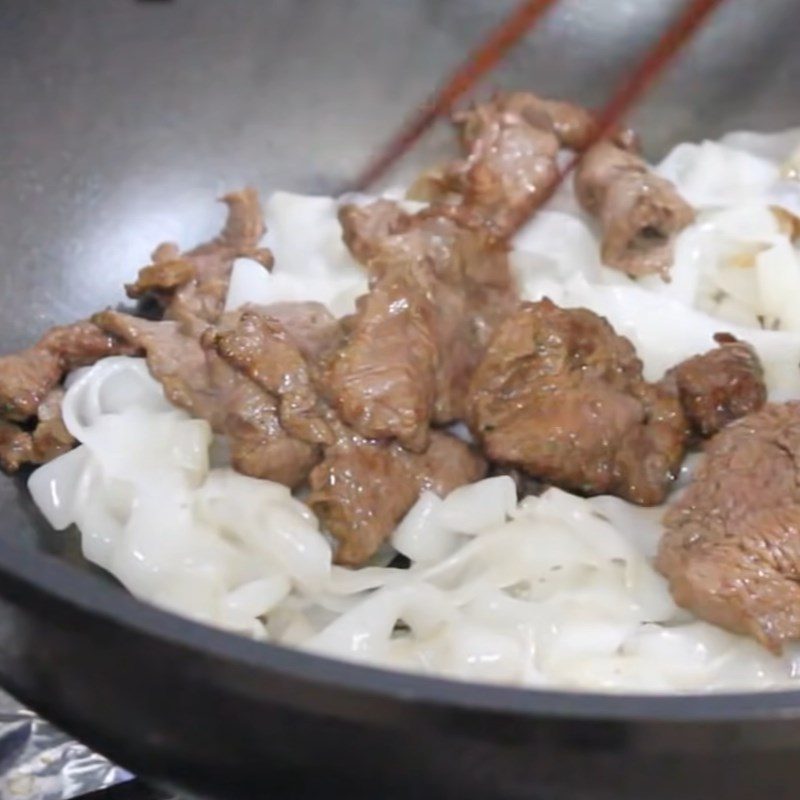 Step 6 Completing the dish for grilled beef pho