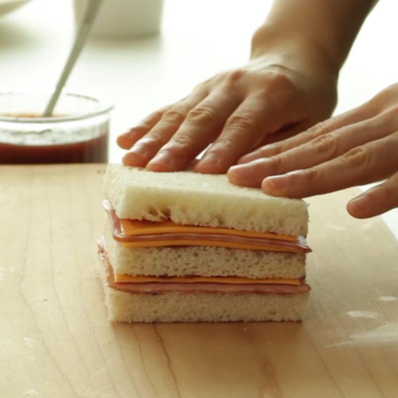 Step 1 Assemble the Monte Cristo sandwich with strawberry sauce