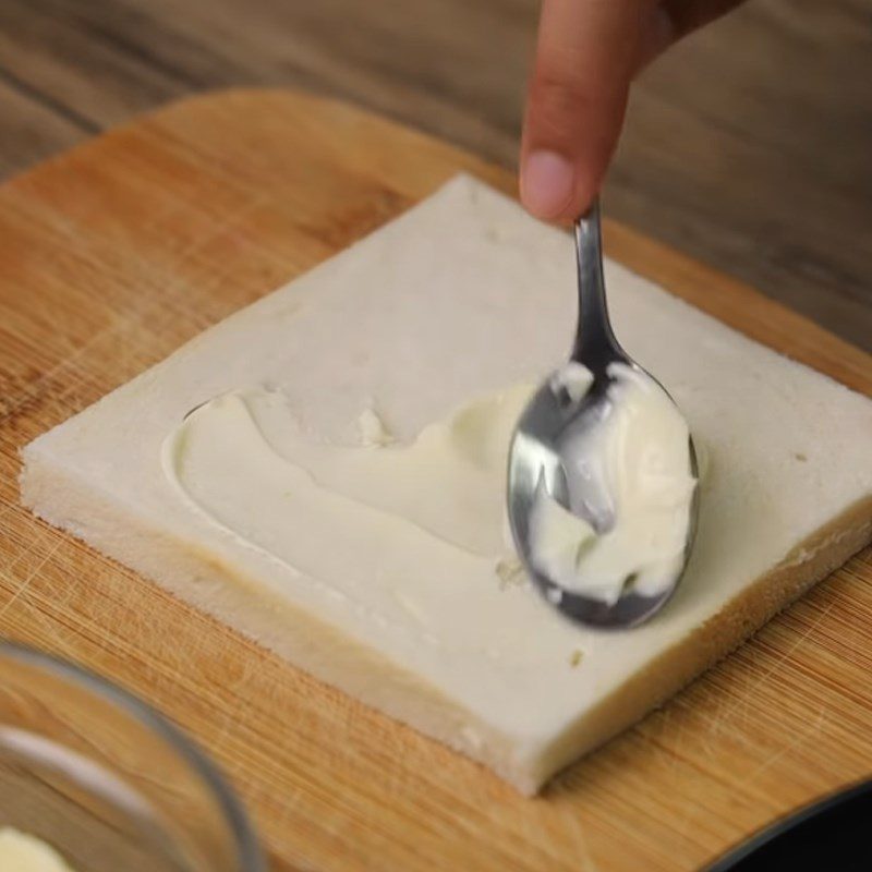 Step 1 Assemble the Monte Cristo sandwich with mayo sauce