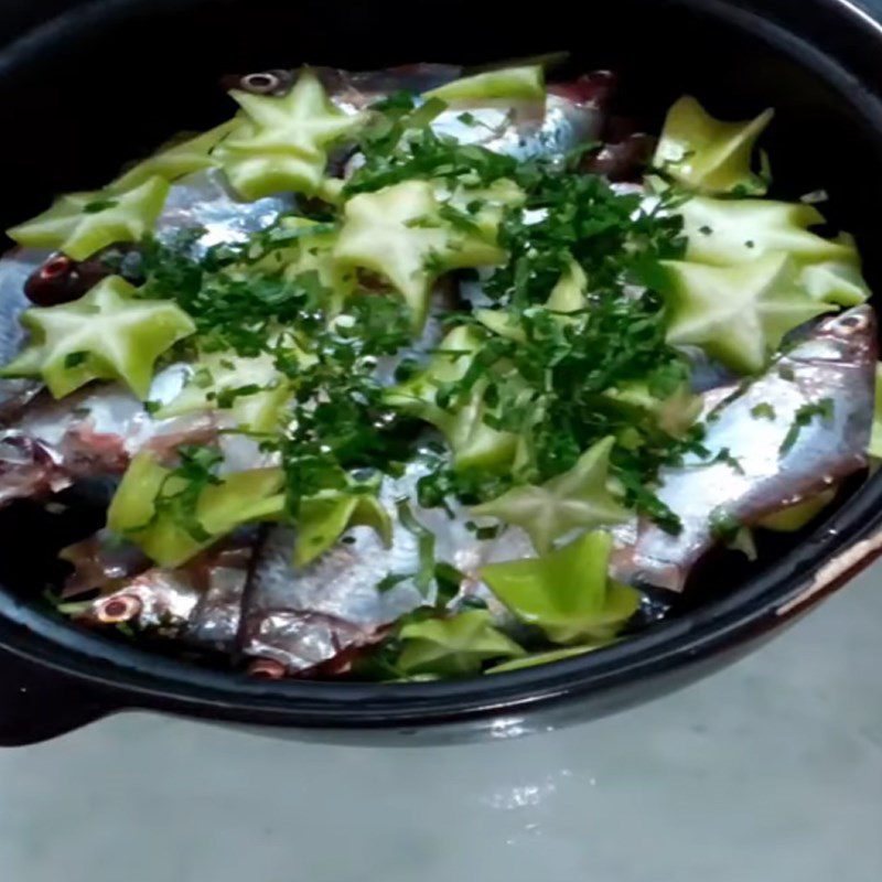 Step 3 Braised fish with sour starfruit