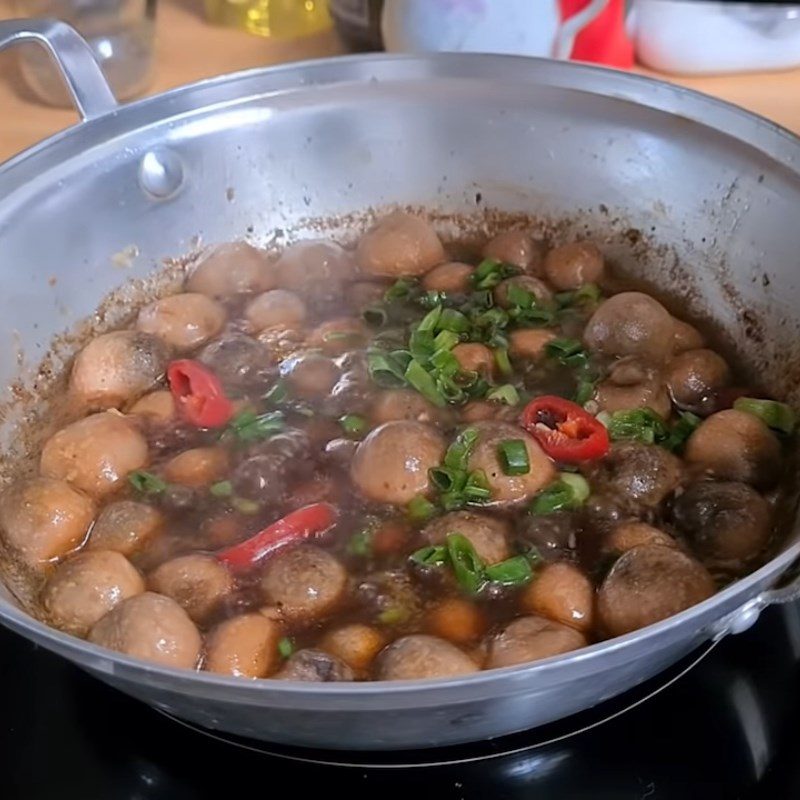 Step 3 Braised mushrooms Braised straw mushrooms with pepper